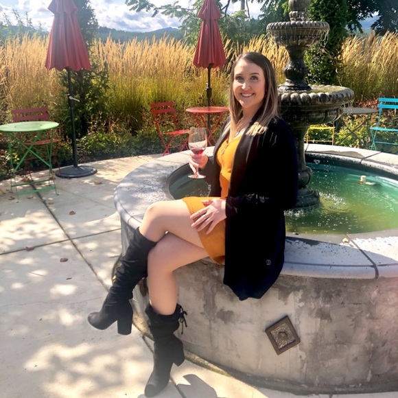 Meet your Posher, Hannah - Picture 1 of 5